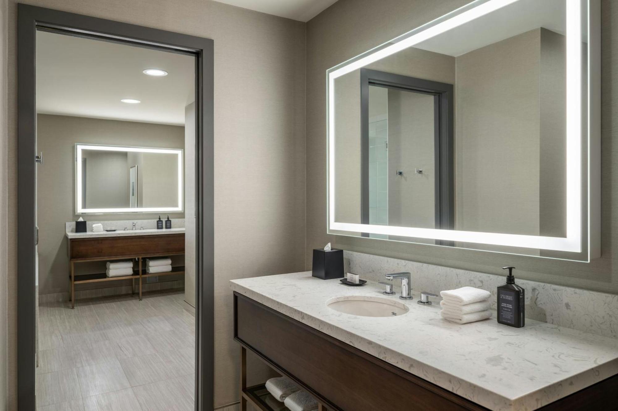 Sheraton Vancouver Guildford Hotel Суррей Экстерьер фото